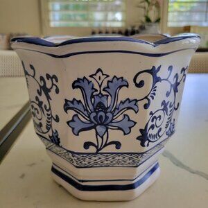 New with Tag THE ARTISAN MARKET Blue & White Chinoiserie Scalloped Pot Planter